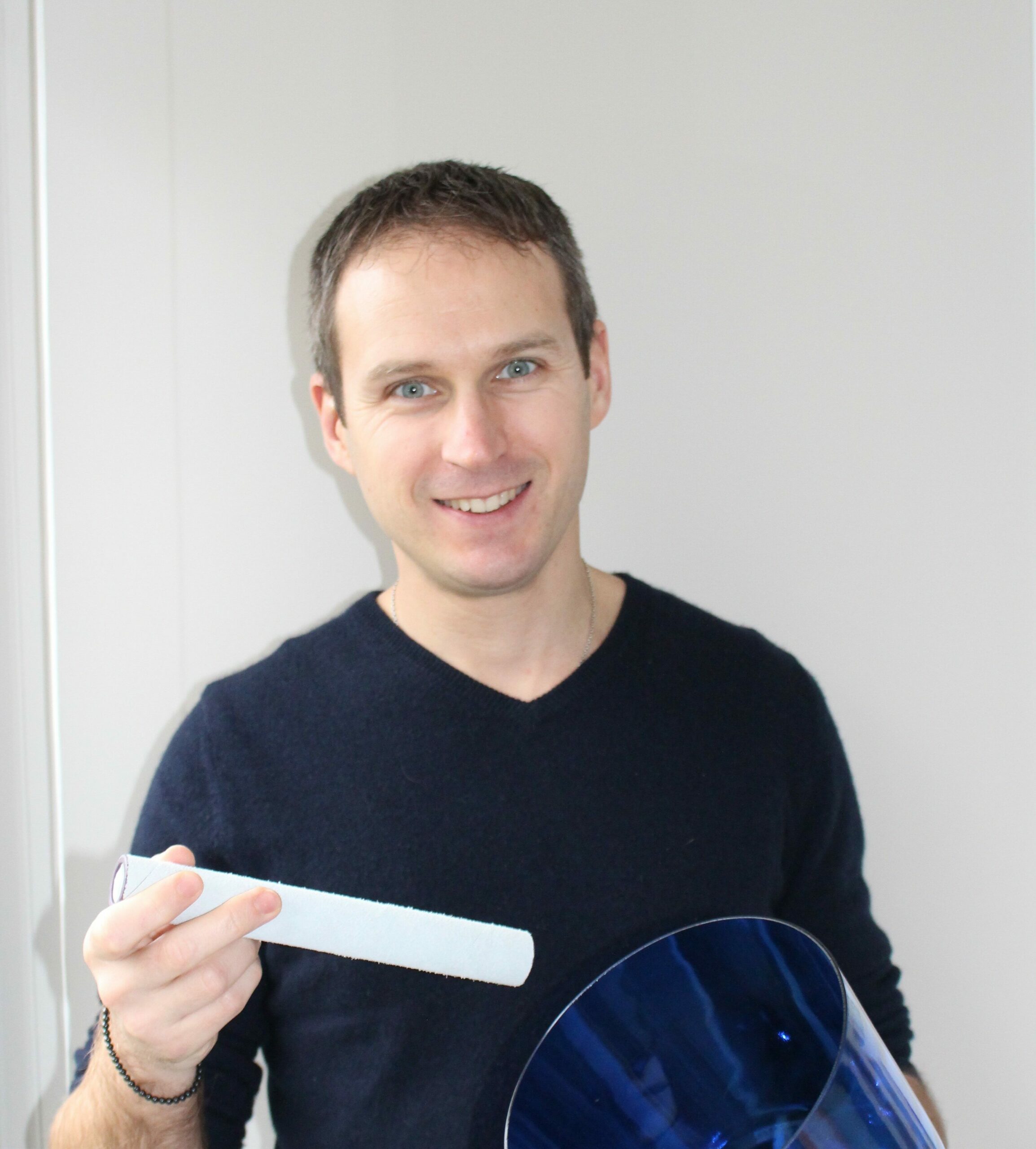 Vincent IBLED avec un bol de cristal